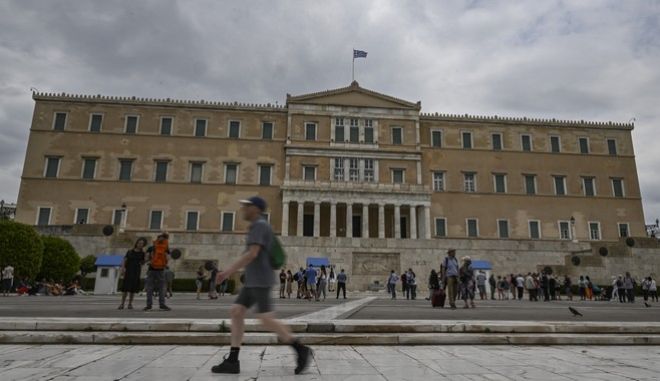 Βουλή: Κατατέθηκε το νομοσχέδιο για τον γάμο των ομόφυλων ζευγαριών