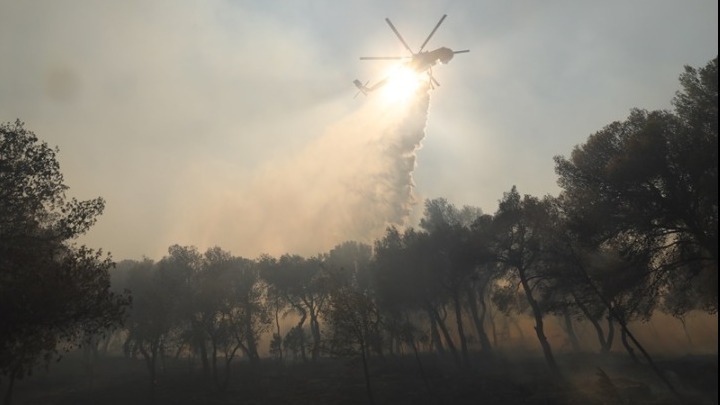 Kορινθία: Συνεχίζεται η κατάσβεση της πυρκαγιάς στο Ξυλόκαστρο