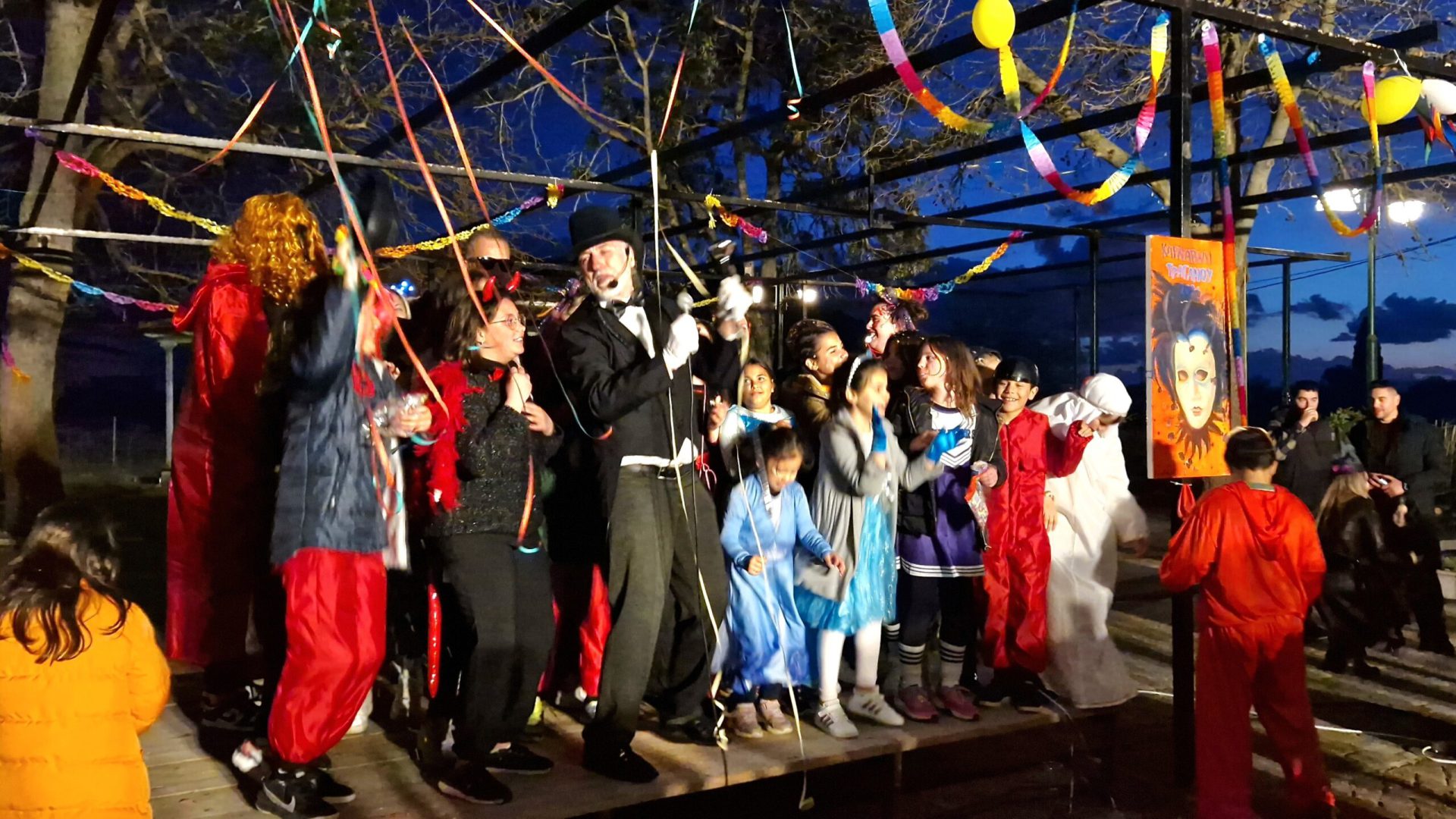 Eντυπωσιακή αυλαία για το 28ο Tραγανέικο Kαρναβάλι – «Έκλεψε» την παράσταση ο Παν. Πέττας που ερμήνευσε και το τραγούδι της διοργάνωσης