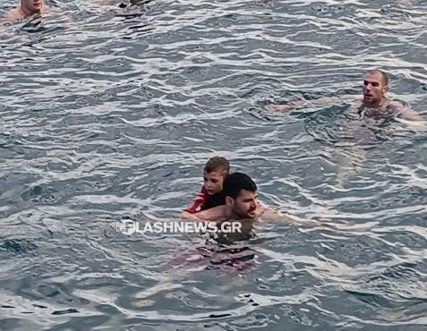 Χανιά: 8χρονος βούτηξε μαζί με τον πατέρα του για να πιάσει τον σταυρό (VIDEO)