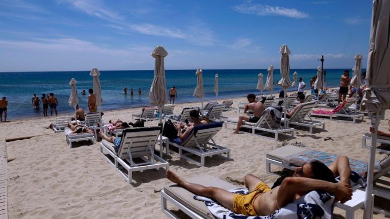 22 λίρες για κράτηση ξαπλώστρας; Πώς όλα στις διακοπές έγιναν εμπόρευμα...