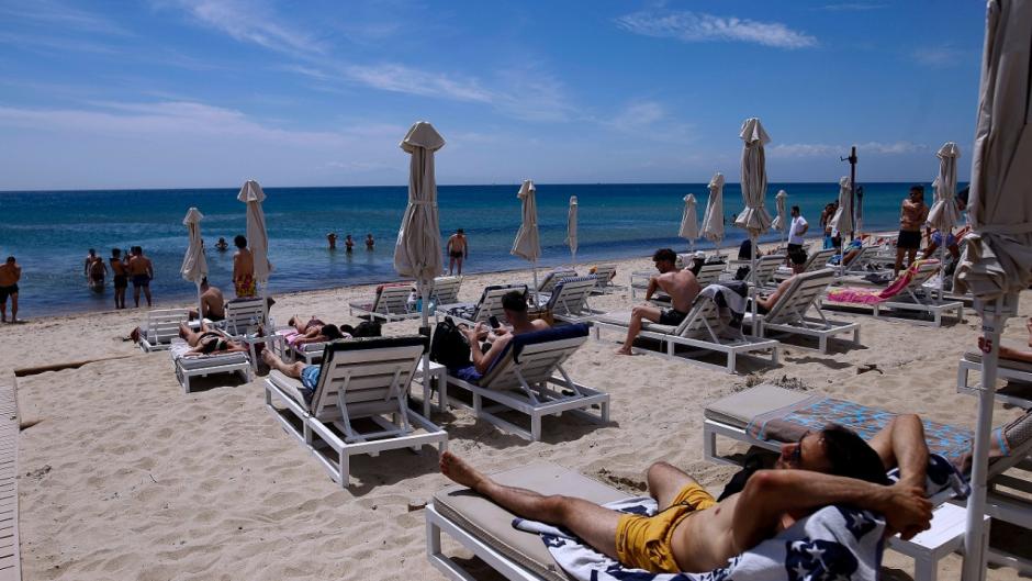 22 λίρες για κράτηση ξαπλώστρας; Πώς όλα στις διακοπές έγιναν εμπόρευμα...