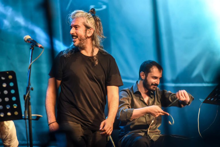 Μετά τον Θανάση Παπακωνσταντίνου και ο Χαρούλης αντιδρά για τα καπνογόνα στις συναυλίες – «Σεβαστείτε τους…» (βίντεο)