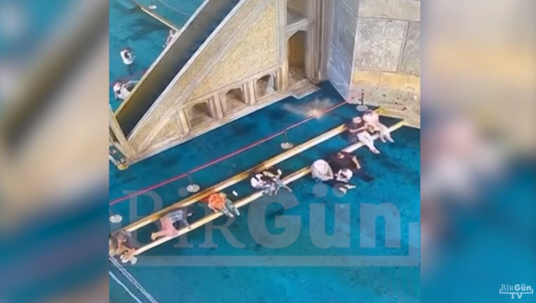 Κωνσταντινούπολη: Κομμάτια από τον τρούλο της Αγίας Σοφίας πέφτουν δίπλα σε επισκέπτες (video)