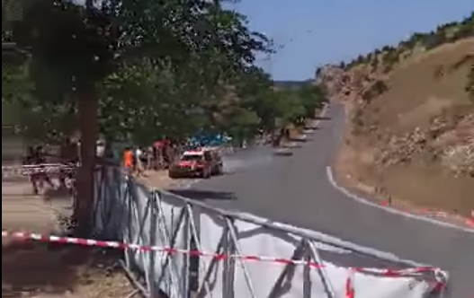 Δημητσάνα - Αγώνας Ράλι: Αγωνιστικό βγήκε εκτός δρόμου κι έπεσε στους θεατές - Τρεις τραυματίες