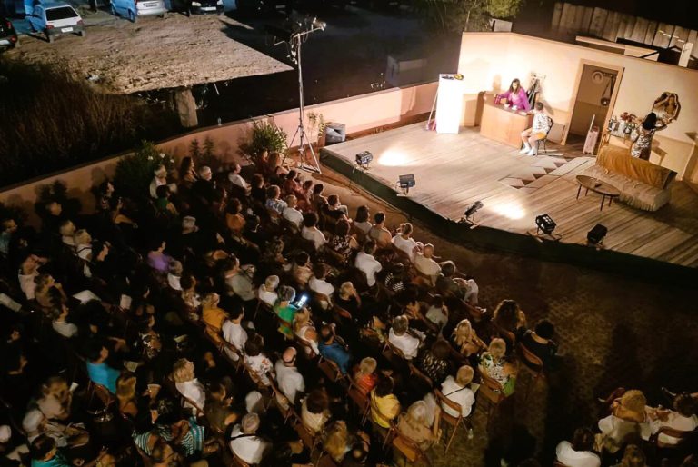 Aμαλιάδα: Κατάμεστο το Τατάνειο για την παράσταση “Μια φορά στις 15” από το ΔΗΠΕΘΕ Αγρινίου