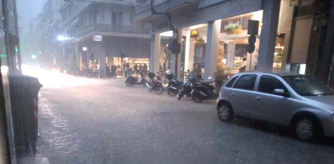 Πάτρα: Πλημμύρισαν το κέντρο και οι συνοικίες της πόλης - Ποτάμι δρόμοι και πεζόδρομοι (fotos και video)