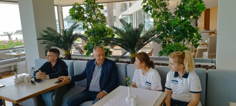 Με εργαζόμενους στον τουρισμό ο Νίκος Καλάκος