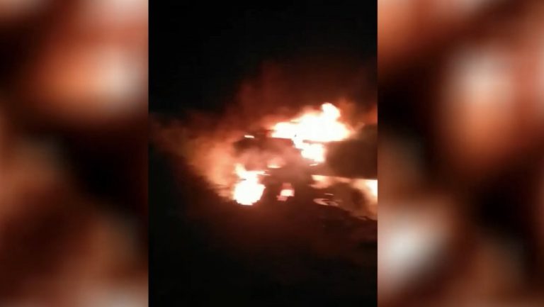 Τραγωδία στα Τέμπη: Η στιγμή που βαγόνια τυλίγονται στις φλόγες μετά τη σύγκρουση των τρένων έξω από τη Λάρισα (ΒΙΝΤΕΟ)