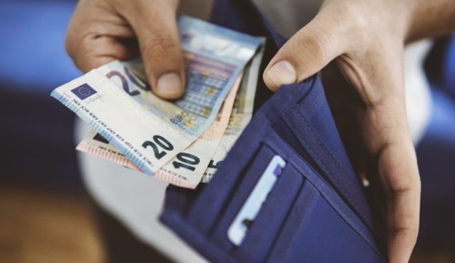 Κοινωνικά επιδόματα: Σε προπληρωμένη κάρτα έως το καλοκαίρι