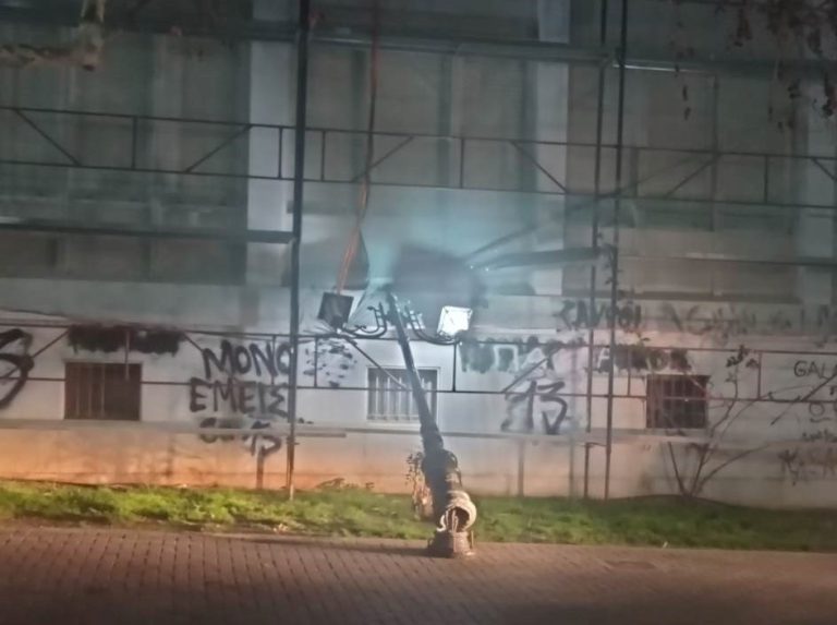 Πύργος: Ατζαμής οδηγός πήγε να παρκάρει (παράνομα) και ισοπέδωσε τη κολώνα φωτισμού…