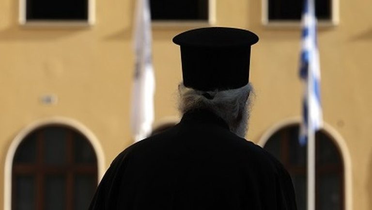 Αιτωλοακαρνανία: Παπάδες πιάστηκαν στα χέρια και... έπεσαν μπουνιές!