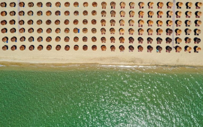 greece_tourism_tourismos_beach_Reuters_ALEXANDROS_AVRAMIDIS-768x480-1
