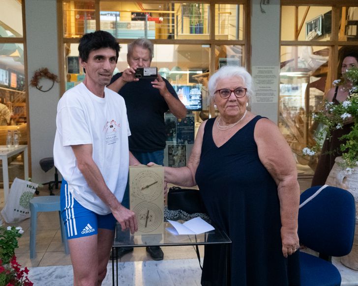 Η-επίτιμη-Διευθύντρια-Αρχαιοτήτων-Ηλείας-κα-Γεωργία-Χατζή-βραβεύει-τον-πανελλήνιο-ρέκορντμαν-του-τριπλούν-Δημήτρη-Τσιάμη