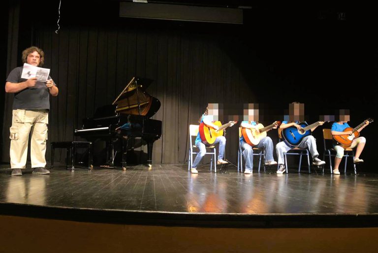 DHMOTIKO-WDEIO-AMALIADAS